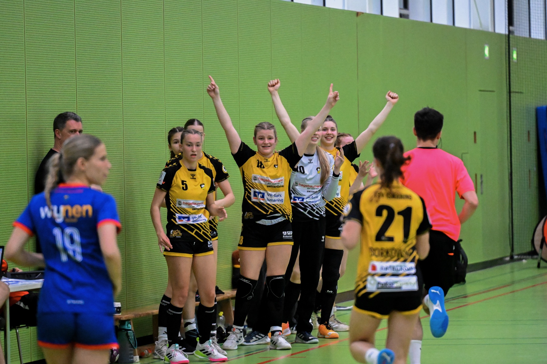 Jubelnde Spielerinnen an der Auswechselbank