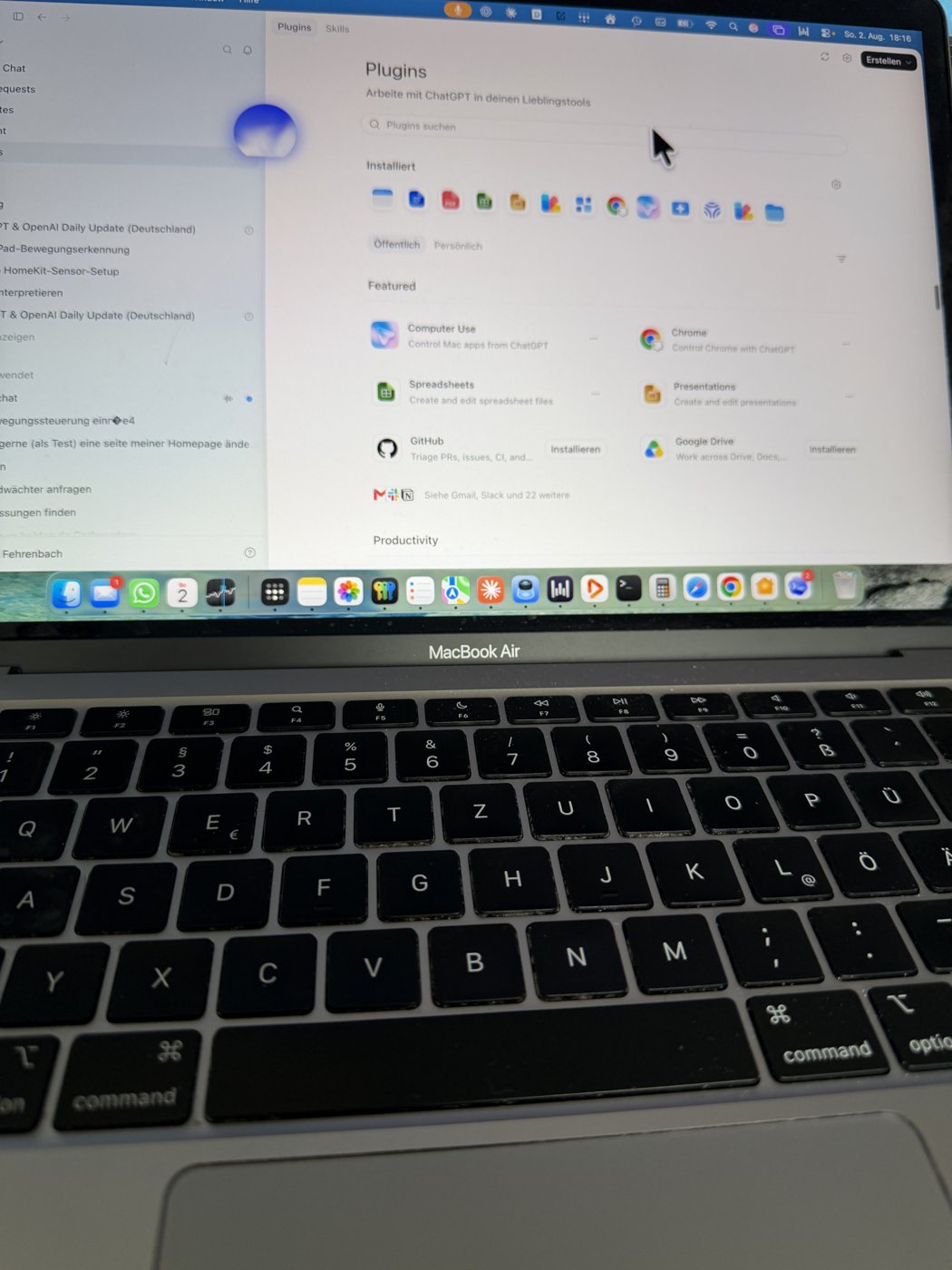 MacBook mit geöffneter ChatGPT-Oberfläche