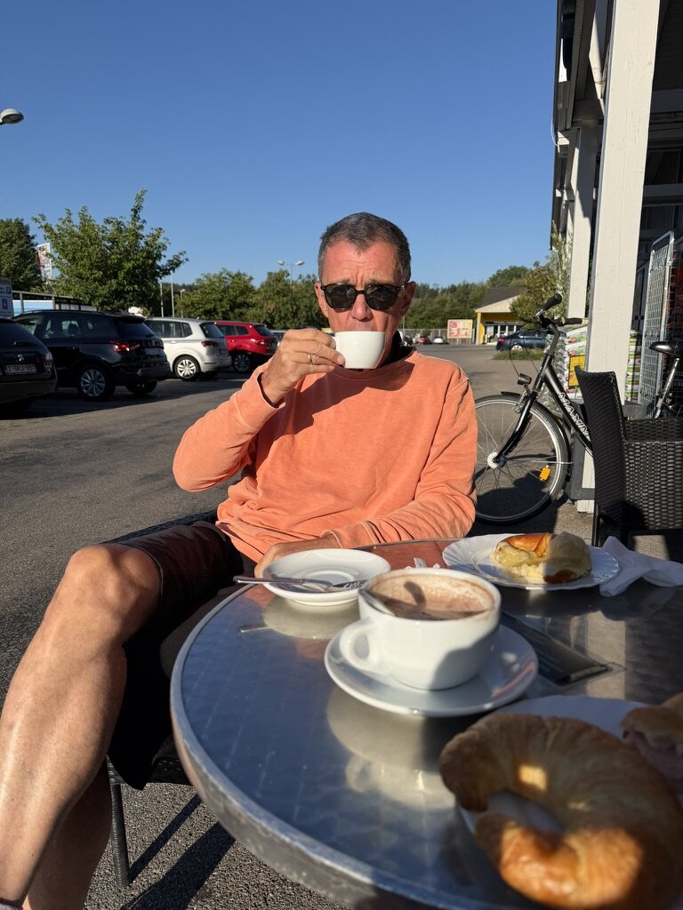 Frühstück und Kaffee beim Bäcker in Prien am Chiemsee