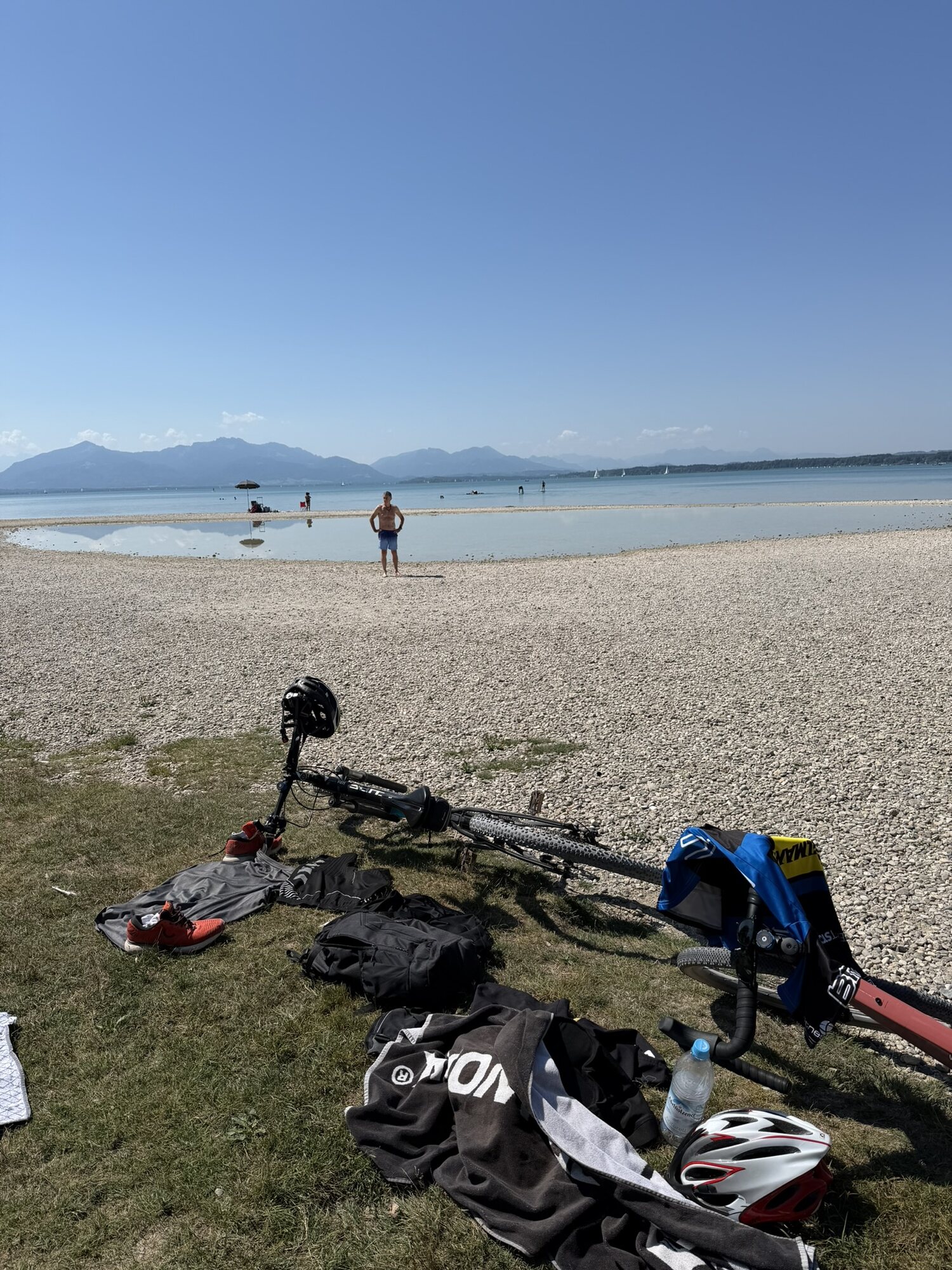 Gravel-Bike und Ausrüstung am Kiesstrand des Chiemsees