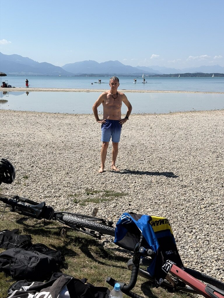 Andi am Ufer des Chiemsees nach der Schwimmpause