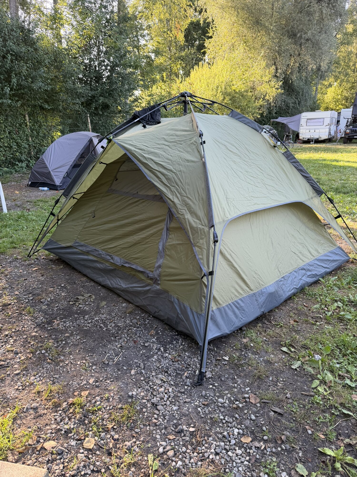 Aufgebautes Zelt auf dem Campingplatz Panoramacamping Harras