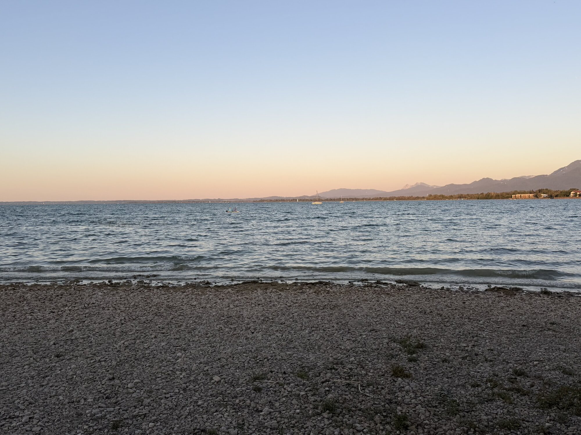 Sonnenuntergang am Kiesstrand des Chiemsees