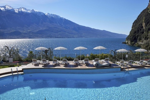 Poolbereich mit Blick auf den Gardasee und die Berge