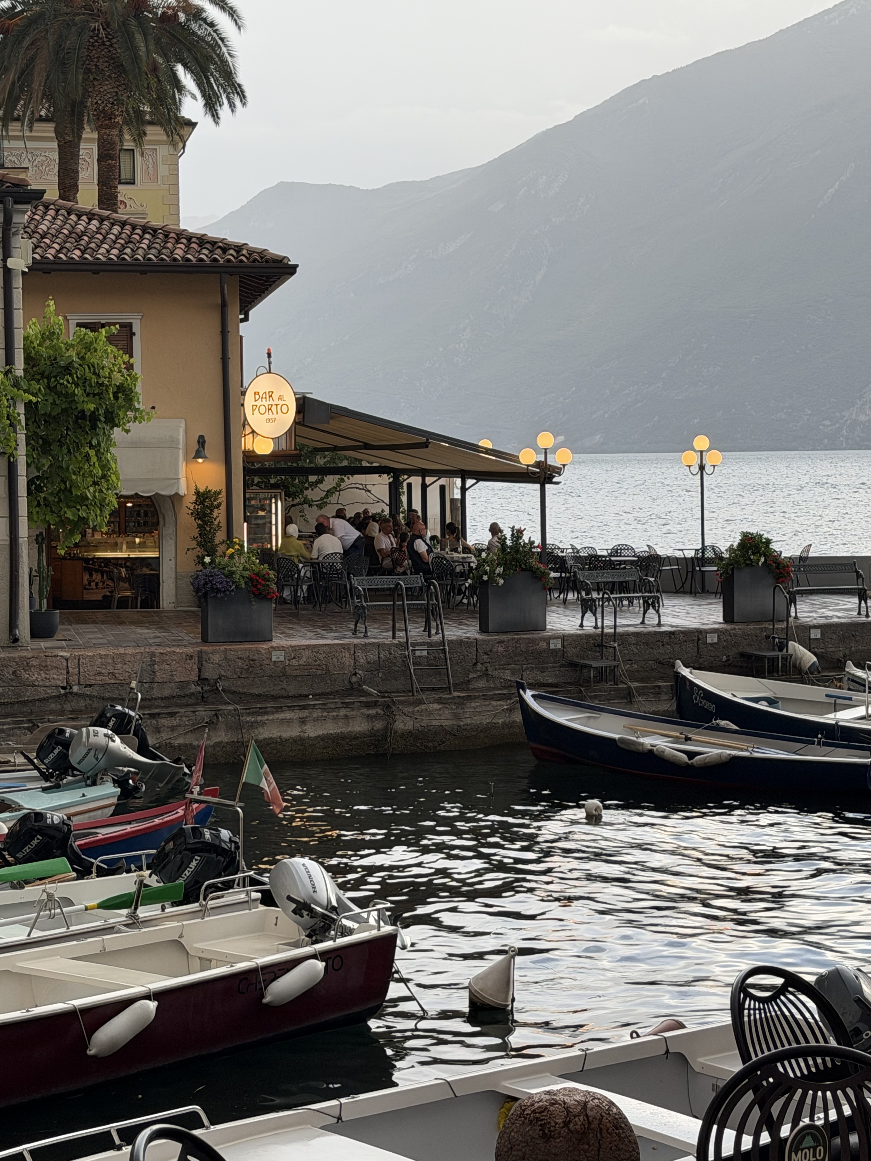 Abendstimmung am Hafen von Limone sul Garda, Boote und beleuchtete Lokale