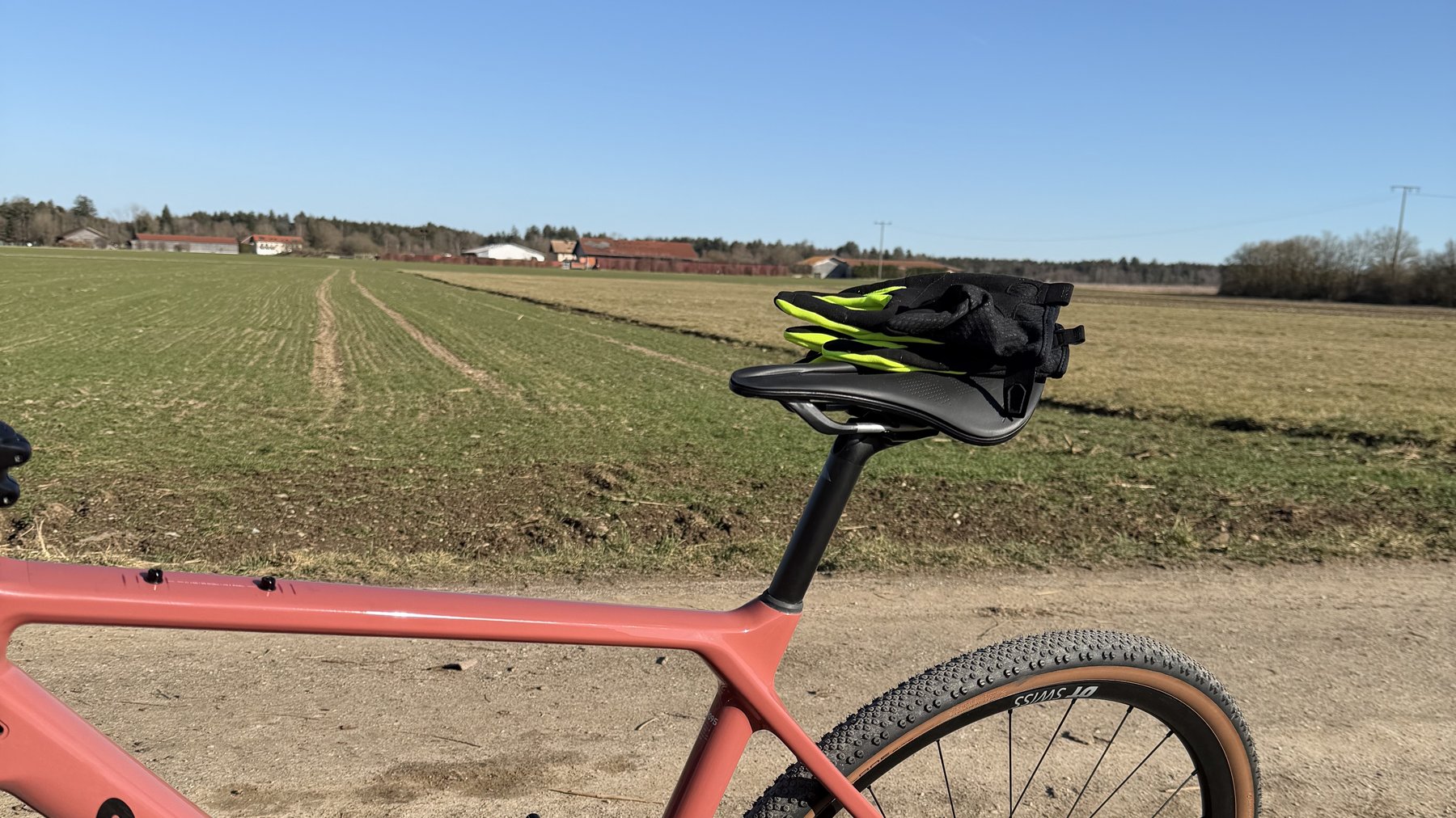 Canyon Grizl CF SL 6 AXS auf einem Feldweg