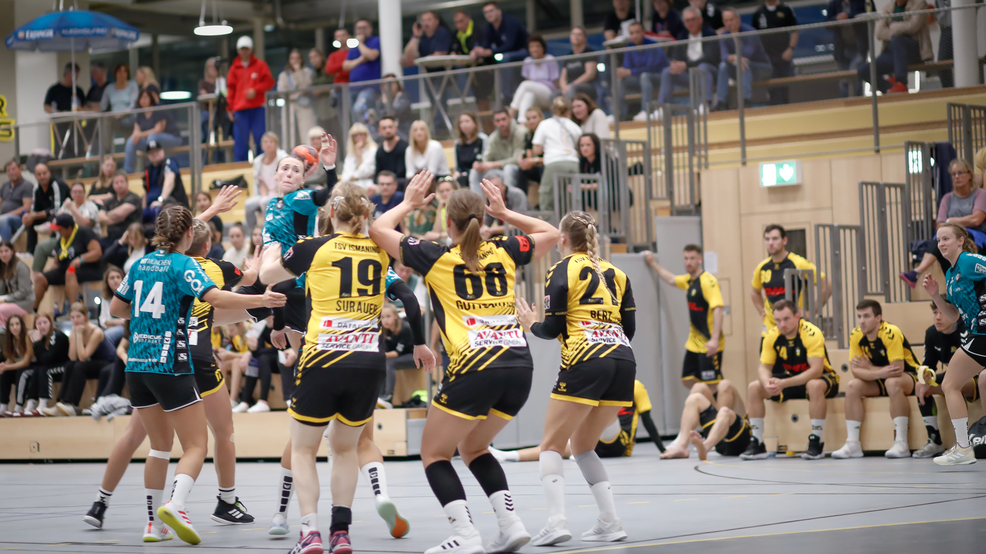 Vier Abwehrspielerinnen stellen sich der Werferin geschlossen entgegen
