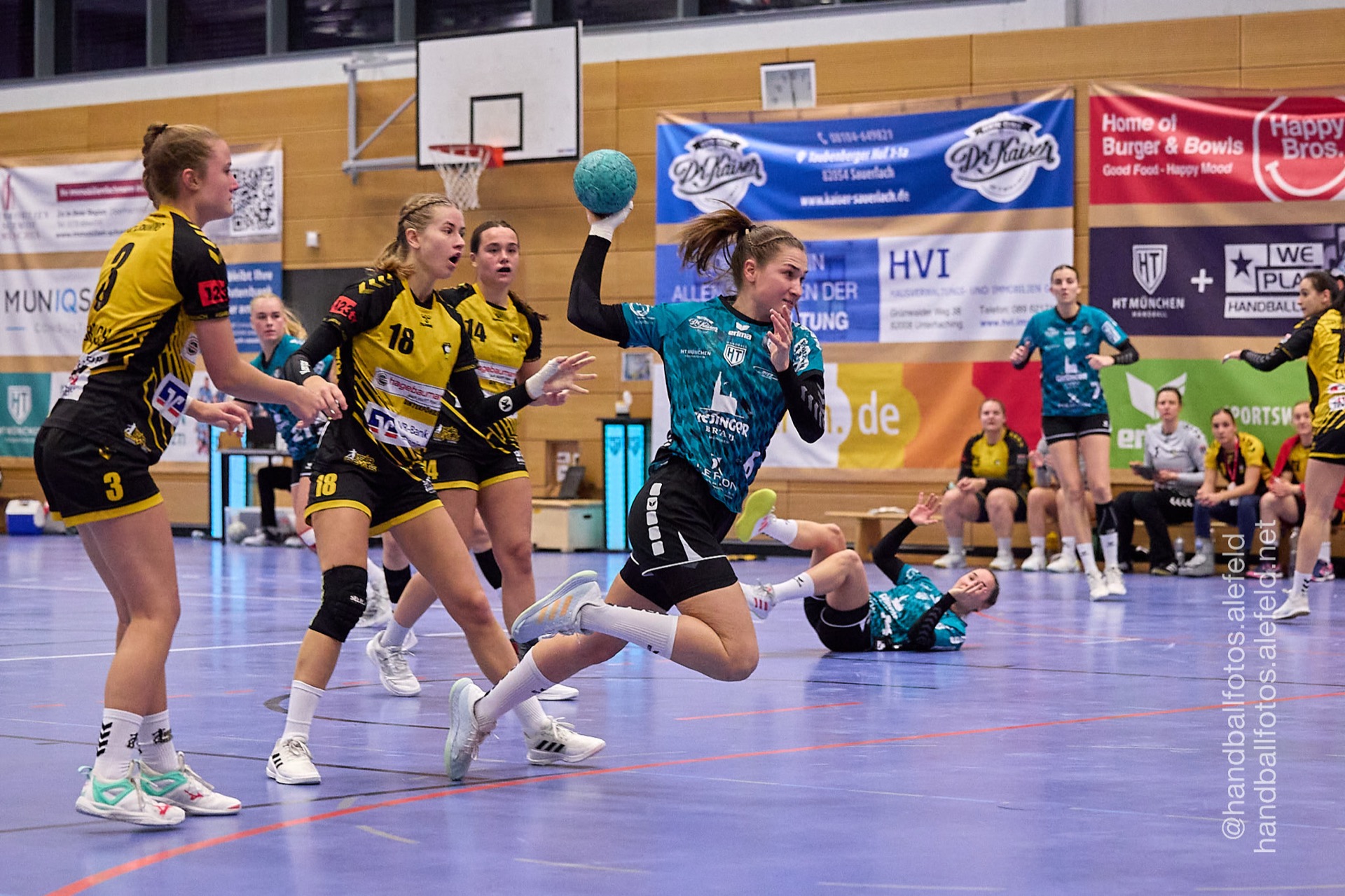 Rückraumspielerin zieht am Block vorbei zum Abschluss durch
