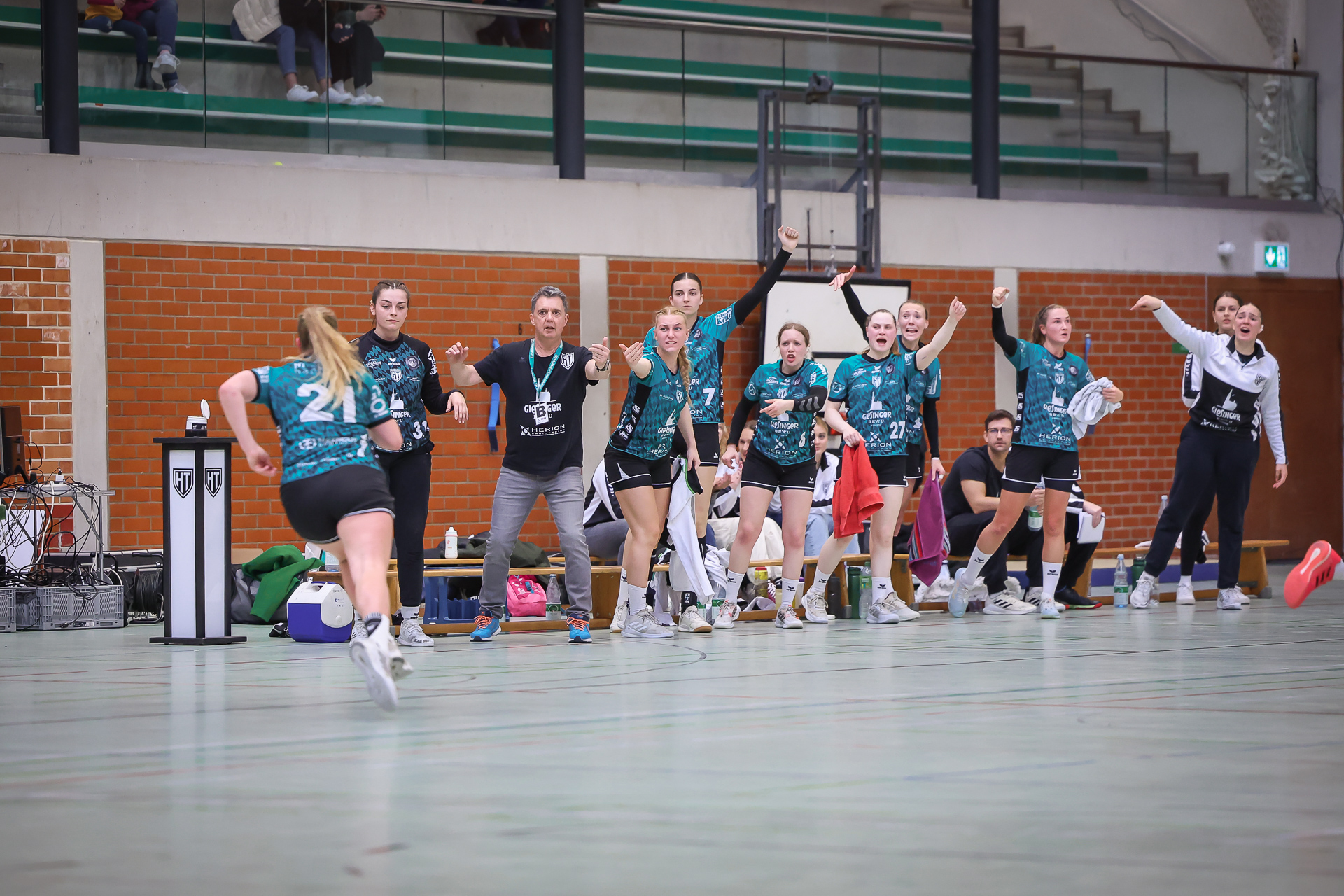 Andi an der Seitenlinie bei den HT München Bayernliga-Frauen