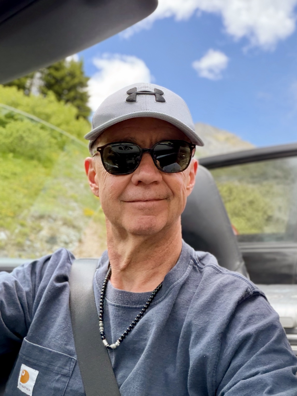 Andreas Fehrenbach im Cabrio auf einer Alpenstraße