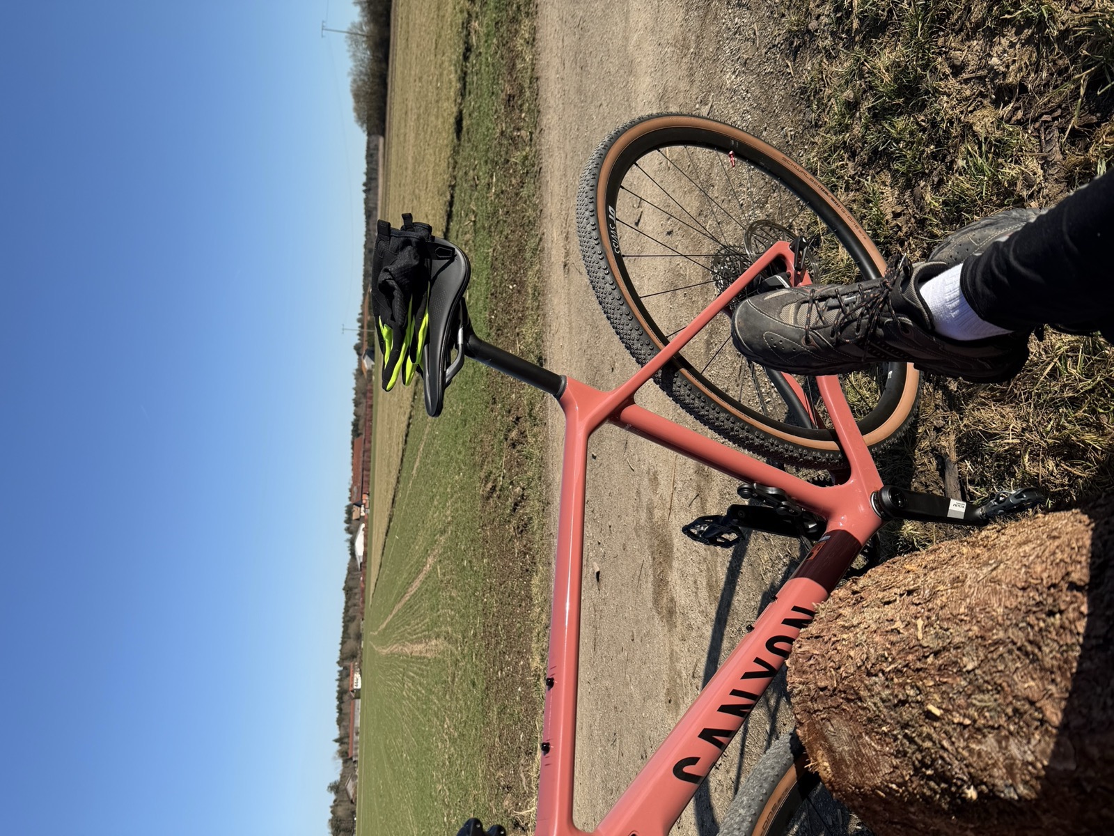 Canyon Grizl Gravelbike auf Feldweg