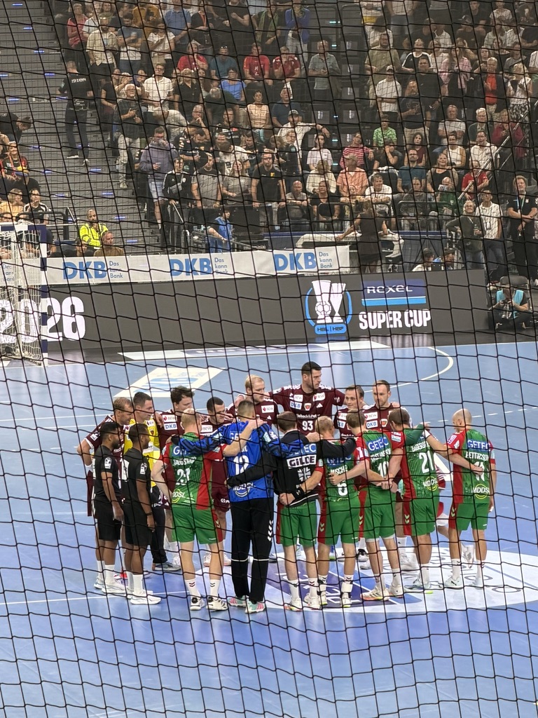 Teamkreis vor dem Anwurf beim Rexel Super Cup 2026