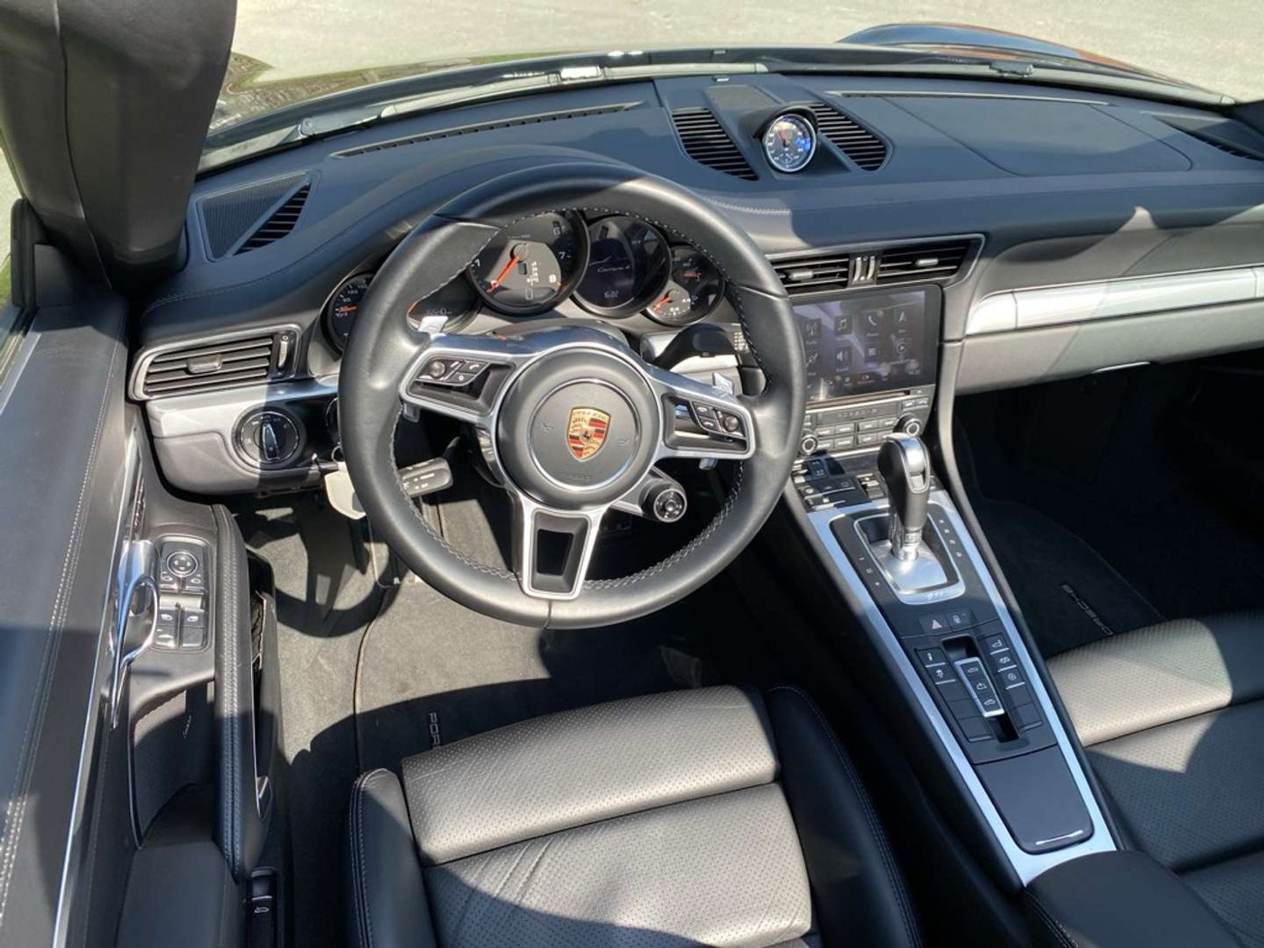 Lenkrad und Zündschlüssel des Porsche 911 Carrera 4 Cabrio im Sonnenlicht
