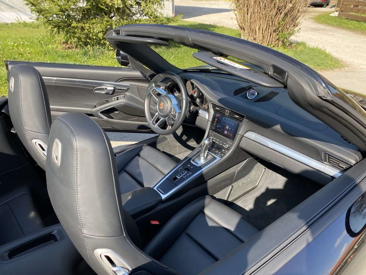 Blick über das Cockpit des offenen Porsche 911 Carrera 4 Cabrio