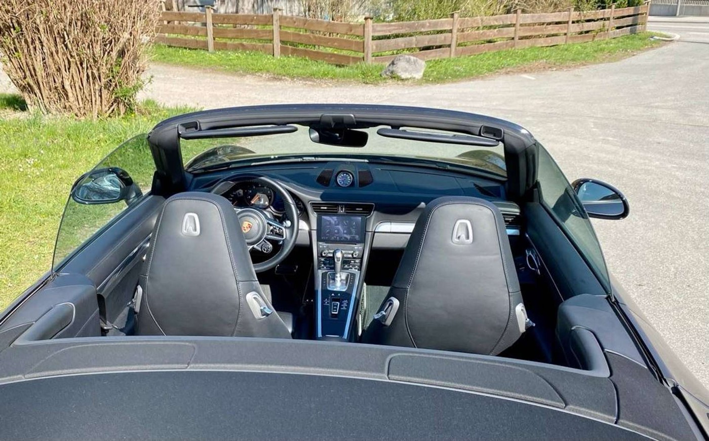 Cockpit-Detail des Porsche 911 Carrera 4 Cabrio