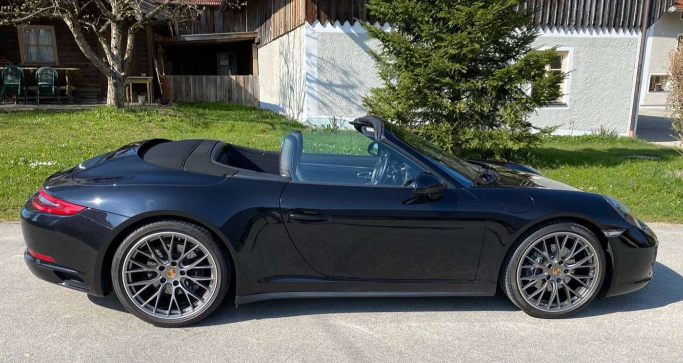 Porsche 911 Carrera 4 Cabrio in Schwarz