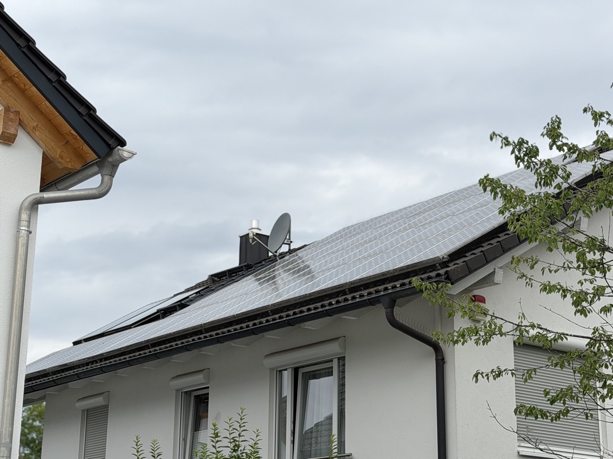 PV-Anlage auf dem Dach — 43 Schüco-Module, installiert 2009