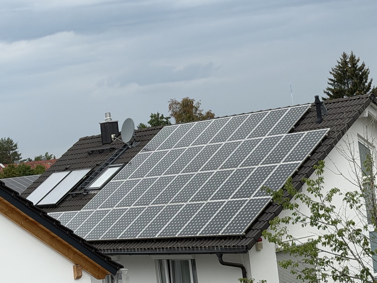 Solarthermie-Kollektoren neben den PV-Modulen auf dem Dach