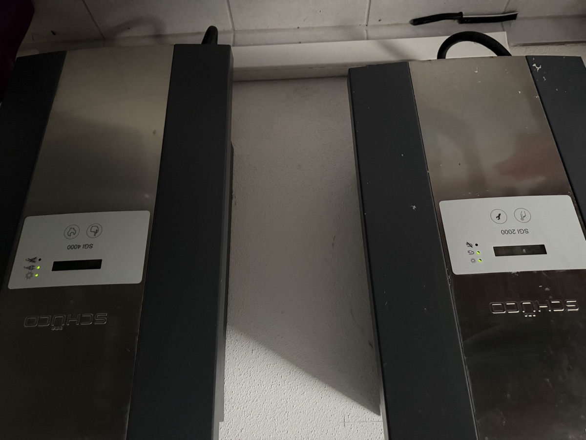 Die beiden Schüco-Wechselrichter SGI 4000 und SGI 2000