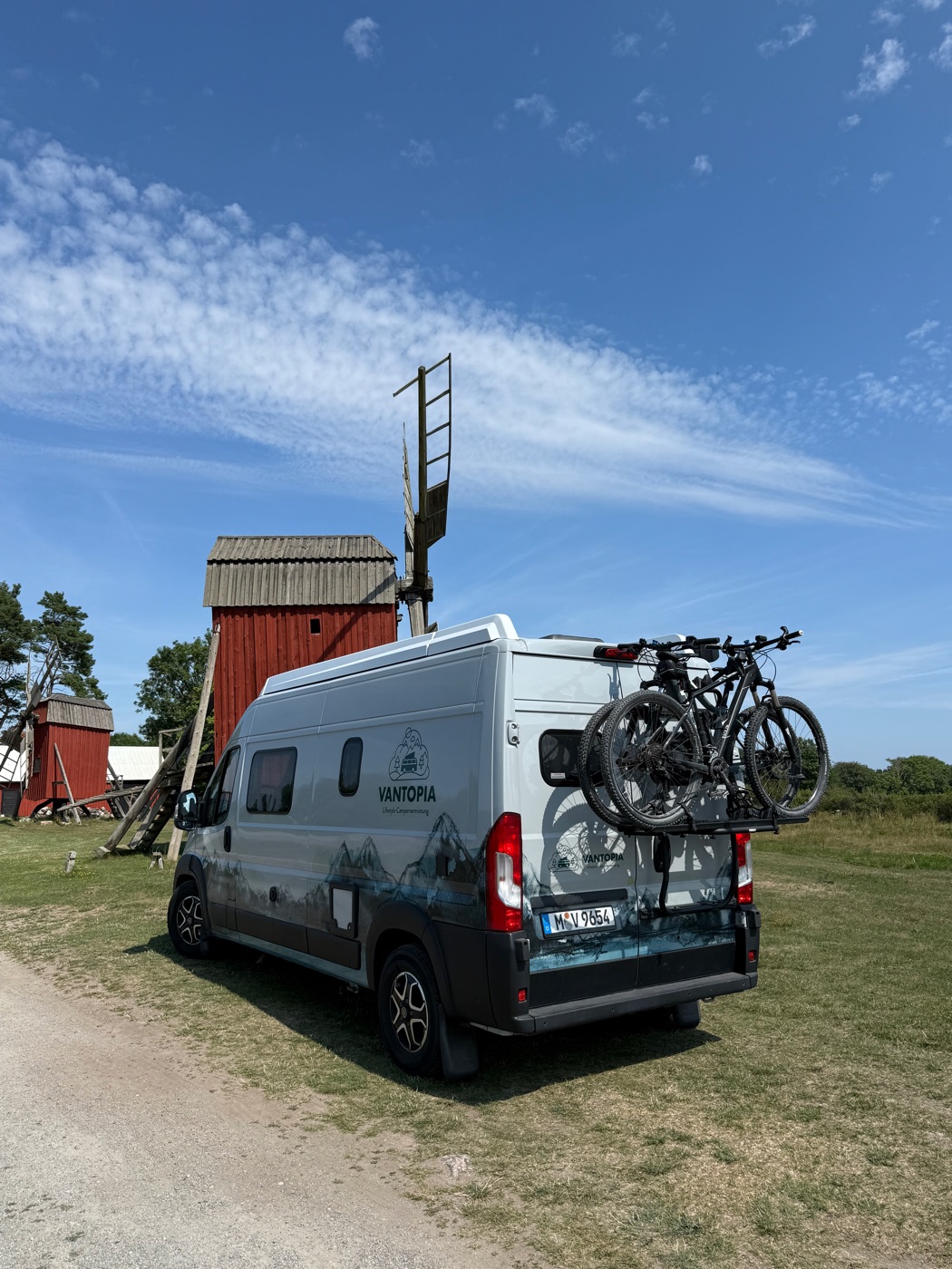 Camper mit Fahrrädern vor einer Windmühle auf Öland