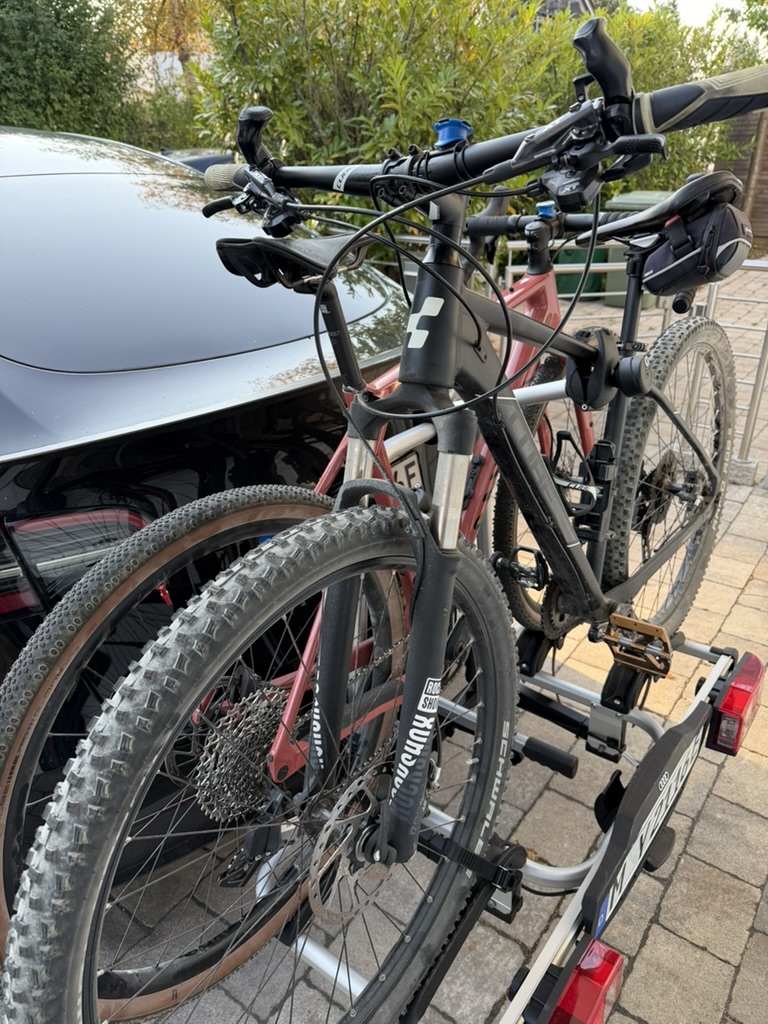 Zwei Bikes auf dem Fahrradträger vor der Abfahrt