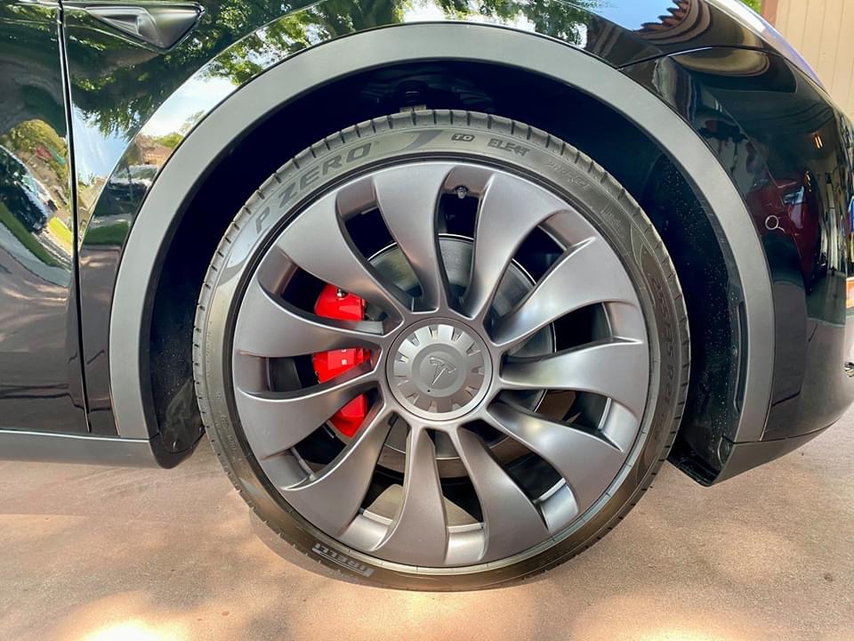 Felge mit roten Bremssätteln am Tesla Model Y Performance
