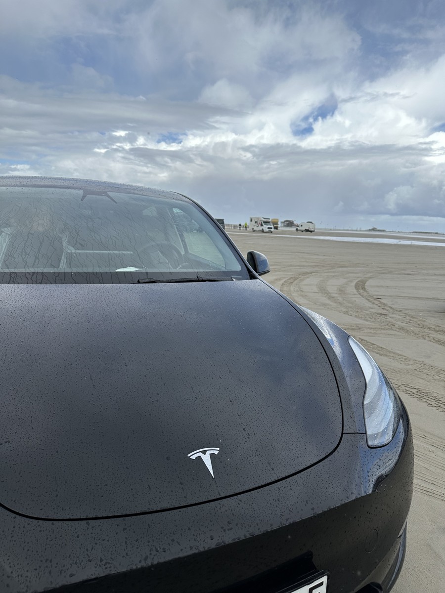 Tesla am Strand von St. Peter-Ording